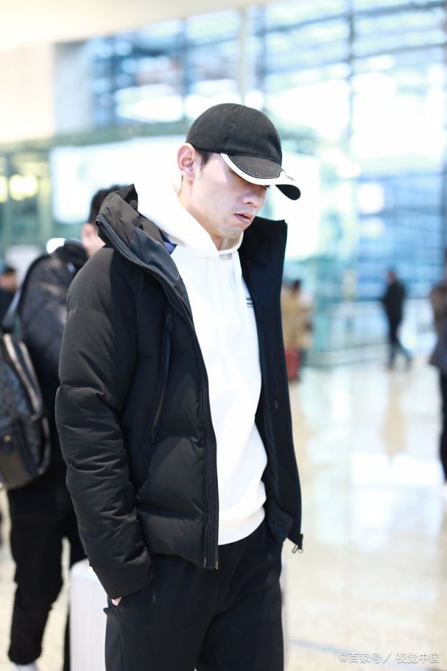 体坛名将张继科一身休闲装现身机场,尽显男神范